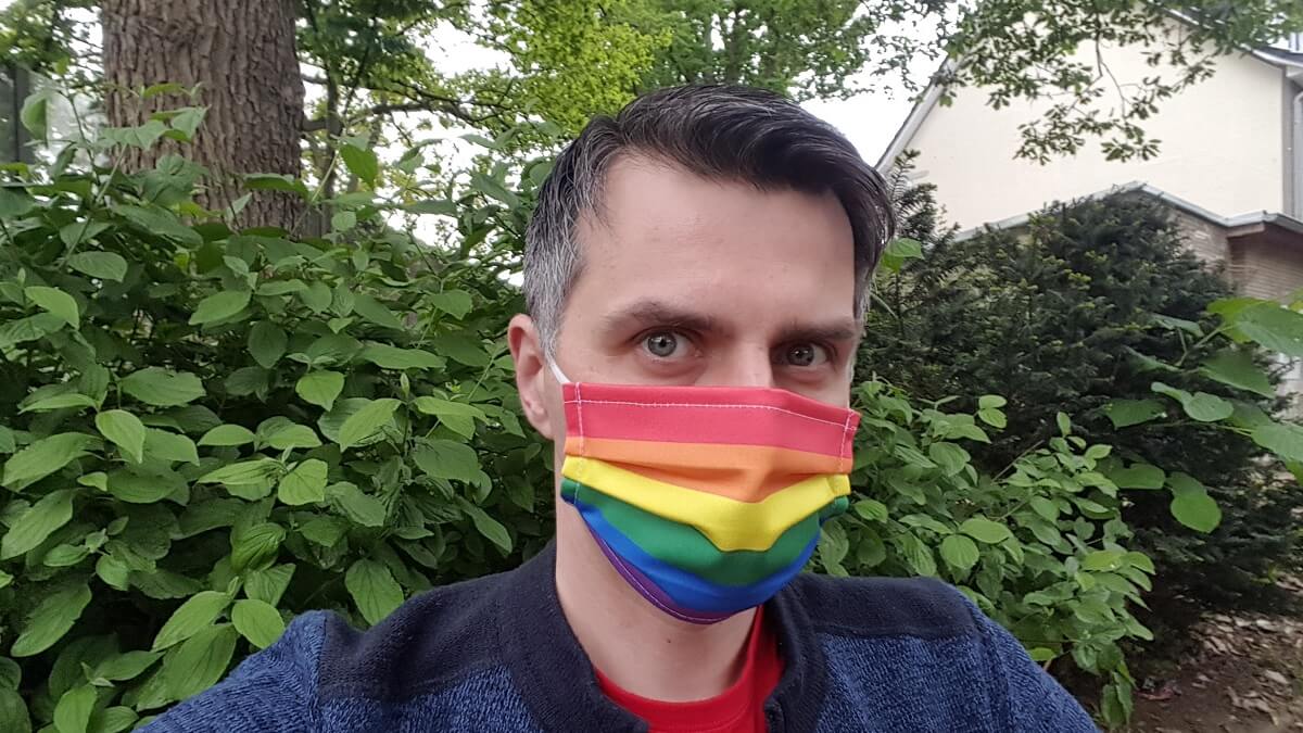 Robert Dadanski mit Regenbogen-Maske / Regenbogen-Behelfsmaske